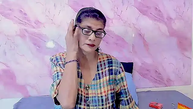 Snapshot of IndianAllure chatting on October 10, 5:39 am IndianAllure online show from October 10, 5:39 am