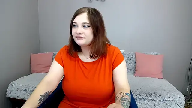 Snapshot of Estheri chatting on October 7, 6:32 am Estheri online show from October 7, 6:32 am