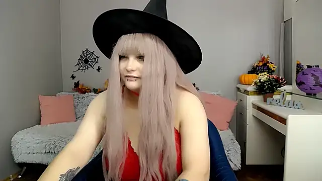 Snapshot of Estheri chatting on October 31, 7:09 am Estheri online show from October 31, 7:09 am