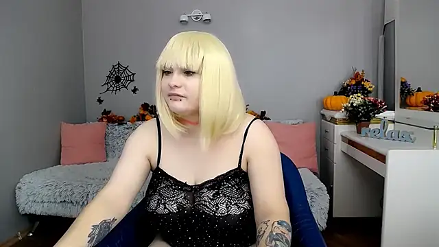 Snapshot of Estheri chatting on November 3, 7:20 am Estheri online show from November 3, 7:20 am