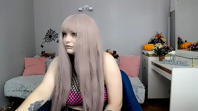 Snapshot of Estheri chatting on November 4, 7:40 am Estheri online show from November 4, 7:40 am