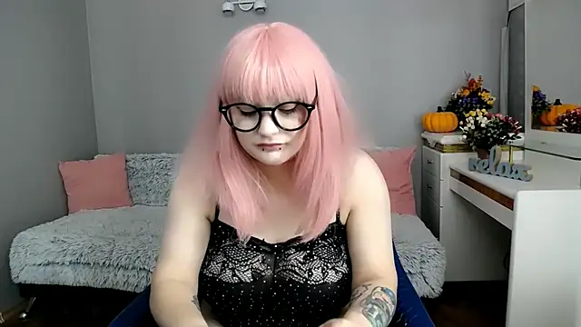 Snapshot of Estheri chatting on November 17, 7:03 am Estheri online show from November 17, 7:03 am