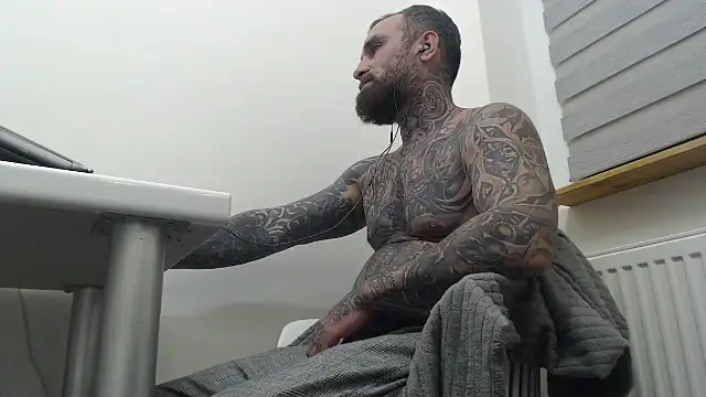 Snapshot of master4bitch24 chatting on November 9, 9:24 pm master4bitch24 online show from November 9, 9:24 pm