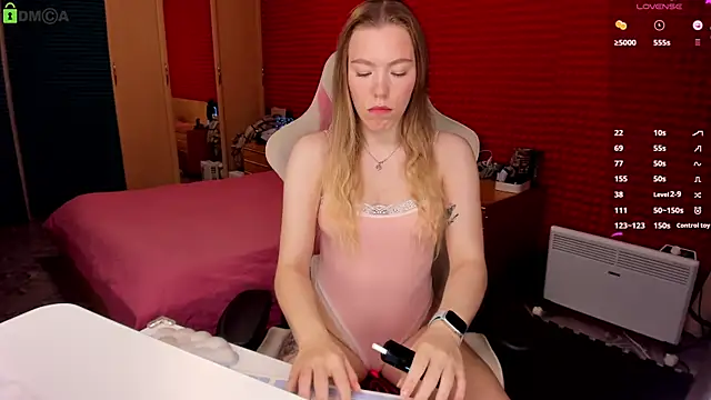 KinsleyHottie online show from November 15, 8:27 pm