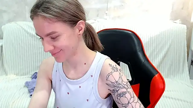 Snapshot of Mila_Jon chatting on October 9, 6:00 am Mila Jon online show from October 9, 6:00 am