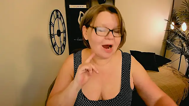 Snapshot of Shannonshine chatting on February 7, 5:55 am Shannonshine online show from February 7, 5:55 am