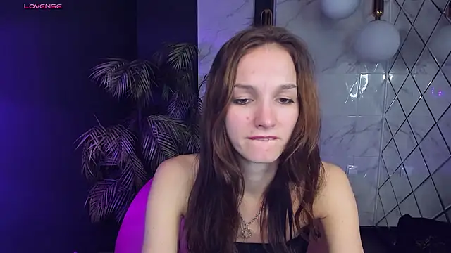 Snapshot of MirandaGlow chatting on December 5, 12:11 pm MirandaGlow online show from December 5, 12:11 pm