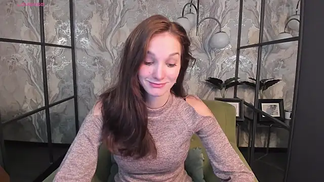 Snapshot of MirandaGlow chatting on February 6, 5:46 am MirandaGlow online show from February 6, 5:46 am