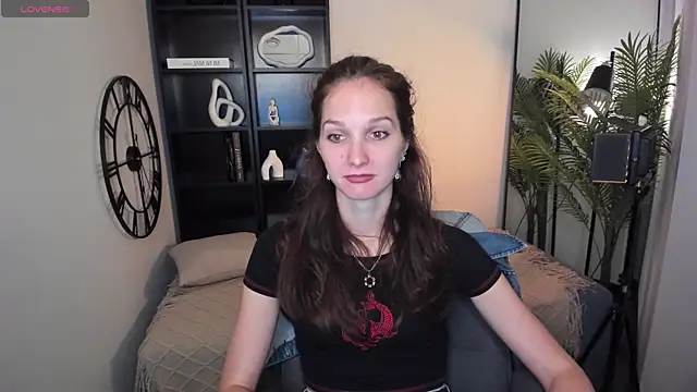 Snapshot of MirandaGlow chatting on June 20, 5:32 am MirandaGlow online show from June 20, 5:32 am