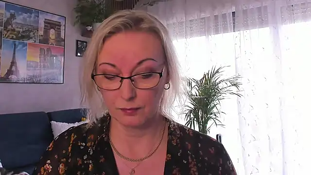 vanessa chat online show from April 19, 1:21 pm