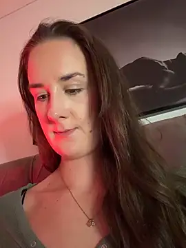 Snapshot of EllaMae chatting on March 30, 10:11 pm EllaMae online show from March 30, 10:11 pm