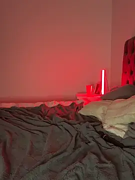 Snapshot of EllaMae chatting on April 10, 10:14 pm EllaMae online show from April 10, 10:14 pm