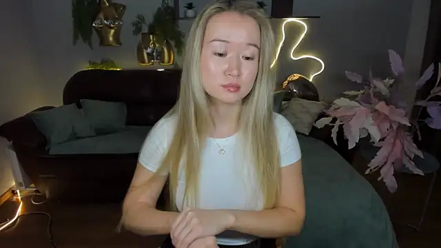 Snapshot of PollyOcean chatting on October 24, 10:44 am PollyOcean online show from October 24, 10:44 am