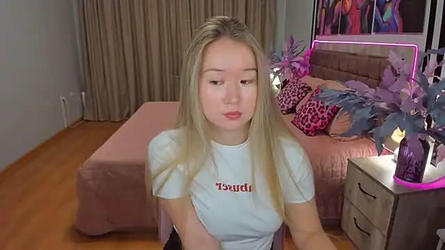 Snapshot of PollyOcean chatting on November 7, 9:42 am PollyOcean online show from November 7, 9:42 am