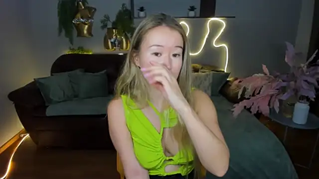 Snapshot of PollyOcean chatting on November 10, 10:58 am PollyOcean online show from November 10, 10:58 am