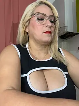 Snapshot of x_elena_x chatting on February 4, 9:59 am x elena x online show from February 4, 9:59 am