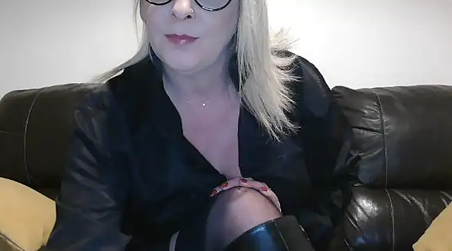Snapshot of lilie69 chatting on February 2, 11:19 am lilie69 online show from February 2, 11:19 am