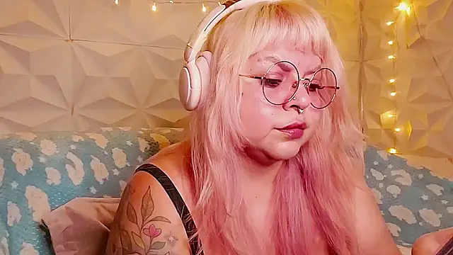 Snapshot of Satyn_doll chatting on June 12, 11:25 pm Satyn doll online show from June 12, 11:25 pm