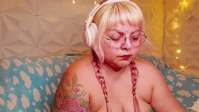 Snapshot of Satyn_doll chatting on June 16, 12:24 am Satyn doll online show from June 16, 12:24 am