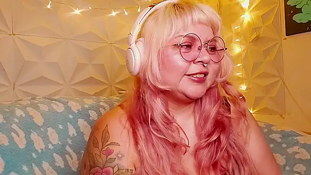 Snapshot of Satyn_doll chatting on June 17, 12:02 am Satyn doll online show from June 17, 12:02 am