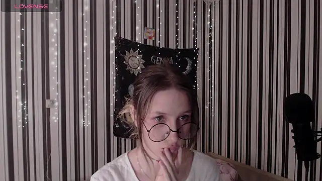  Hanna Moon  online show from October 12, 1:21 pm