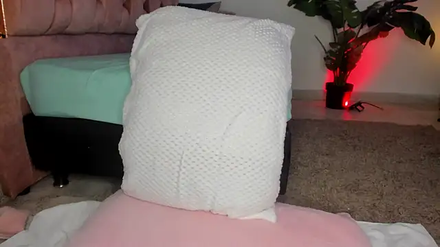 Snapshot of Secret_chells chatting on June 27, 1:06 pm Secret chells online show from June 27, 1:06 pm