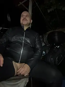 Snapshot of simon_and_david chatting on October 31, 6:14 am simon and david online show from October 31, 6:14 am