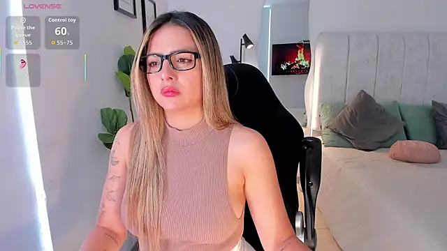 AmyWood online show from April 16, 9:39 pm