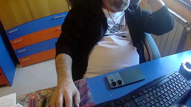 Snapshot of Tango128 chatting on April 21, 8:31 am Tango128 online show from April 21, 8:31 am