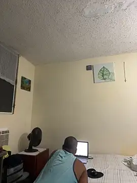 Snapshot of thesugar32 chatting on February 18, 10:44 am thesugar32 online show from February 18, 10:44 am