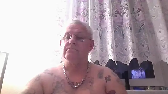 Snapshot of smaili1513 chatting on September 16, 4:02 am smaili1513 online show from September 16, 4:02 am
