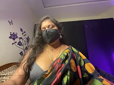 Snapshot of Love_4Sex chatting on June 23, 6:33 am Love 4Sex online show from June 23, 6:33 am