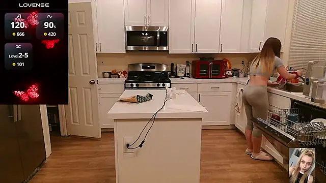 Blondiewithanass online show from April 8, 6:24 am