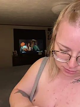 Snapshot of Blondiee_x chatting on December 8, 12:51 am Blondiee x online show from December 8, 12:51 am