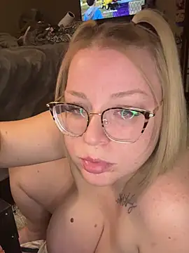 Snapshot of Blondiee_x chatting on February 28, 7:03 pm Blondiee x online show from February 28, 7:03 pm