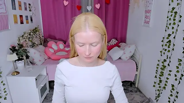 Laly Peach online show from June 7, 6:50 am