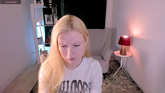 Laly Peach online show from July 18, 8:18 am