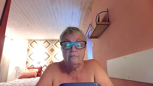 GrannyChrissy68 online show from September 14, 1:32 pm