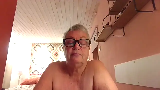 GrannyChrissy68 online show from December 4, 2:59 pm