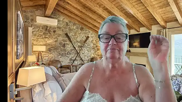 GrannyChrissy68 online show from December 21, 2:46 pm