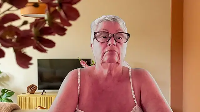 GrannyChrissy68 online show from February 7, 5:38 pm