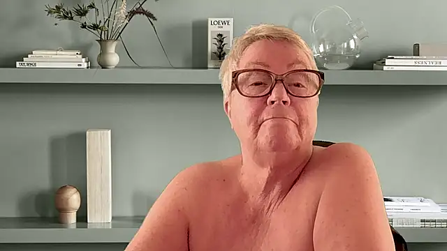 GrannyChrissy68 online show from March 20, 4:23 pm