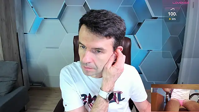 Snapshot of SteveTiger chatting on March 3, 10:10 am SteveTiger online show from March 3, 10:10 am