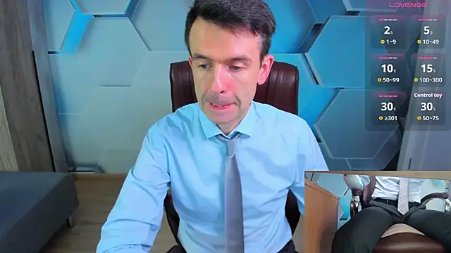 Snapshot of SteveTiger chatting on April 6, 10:27 am SteveTiger online show from April 6, 10:27 am