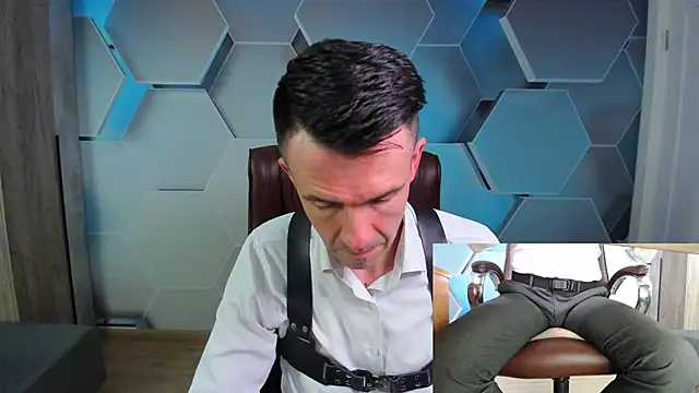 Snapshot of SteveTiger chatting on April 13, 1:27 pm SteveTiger online show from April 13, 1:27 pm