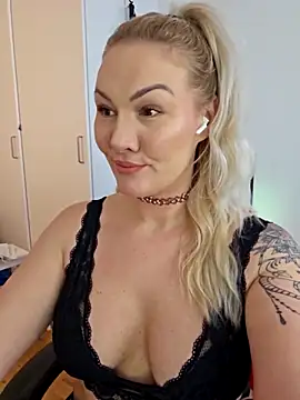 Snapshot of NastyMilf_ chatting on February 28, 12:09 pm NastyMilf online show from February 28, 12:09 pm