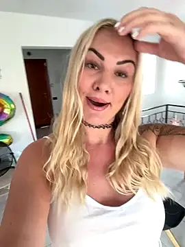 Snapshot of NastyMilf_ chatting on November 5, 9:42 am NastyMilf online show from November 5, 9:42 am