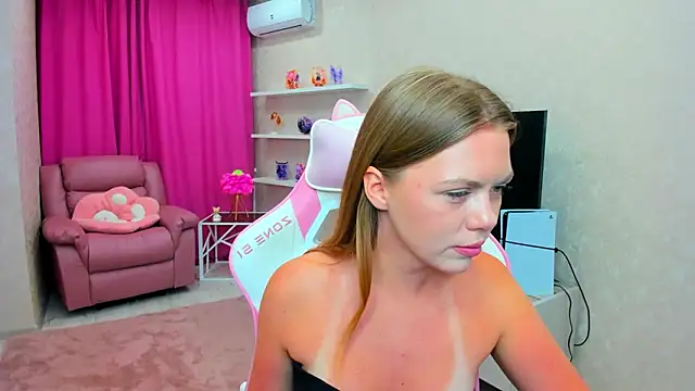 Snapshot of Strawberrye chatting on February 3, 3:26 am Strawberrye online show from February 3, 3:26 am