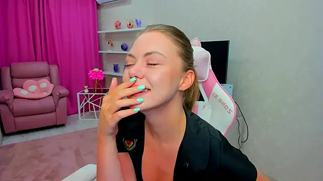 Snapshot of Strawberrye chatting on February 6, 3:22 am Strawberrye online show from February 6, 3:22 am