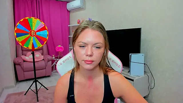 Snapshot of Strawberrye chatting on February 10, 3:21 am Strawberrye online show from February 10, 3:21 am